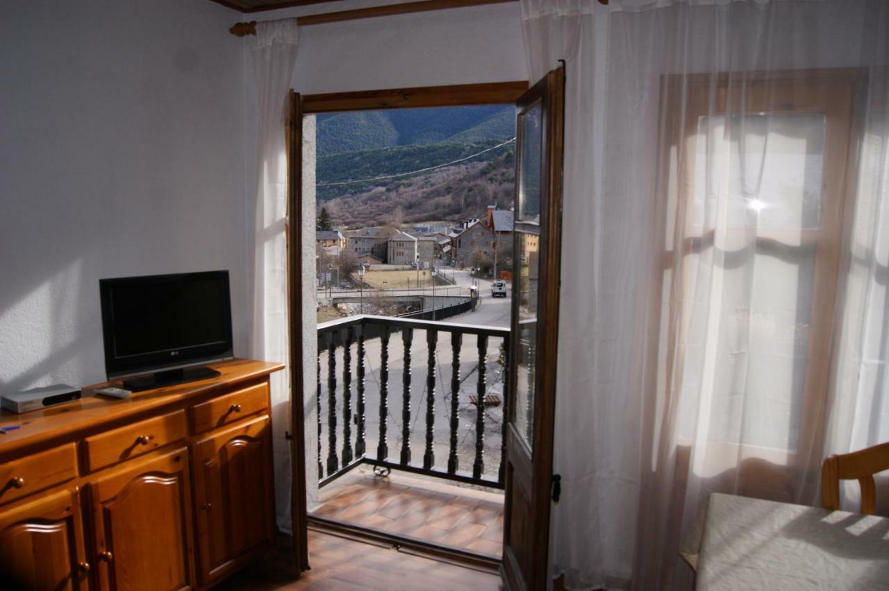 Apartaments Pont Romanic Еспот Екстериор снимка